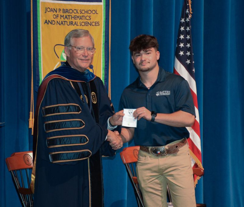 First-Year Batten Honors College Students Receive Pins During Special Convocation Ceremony